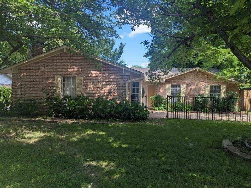 Property Photo: 2732 Foxcroft Circle TX 76209