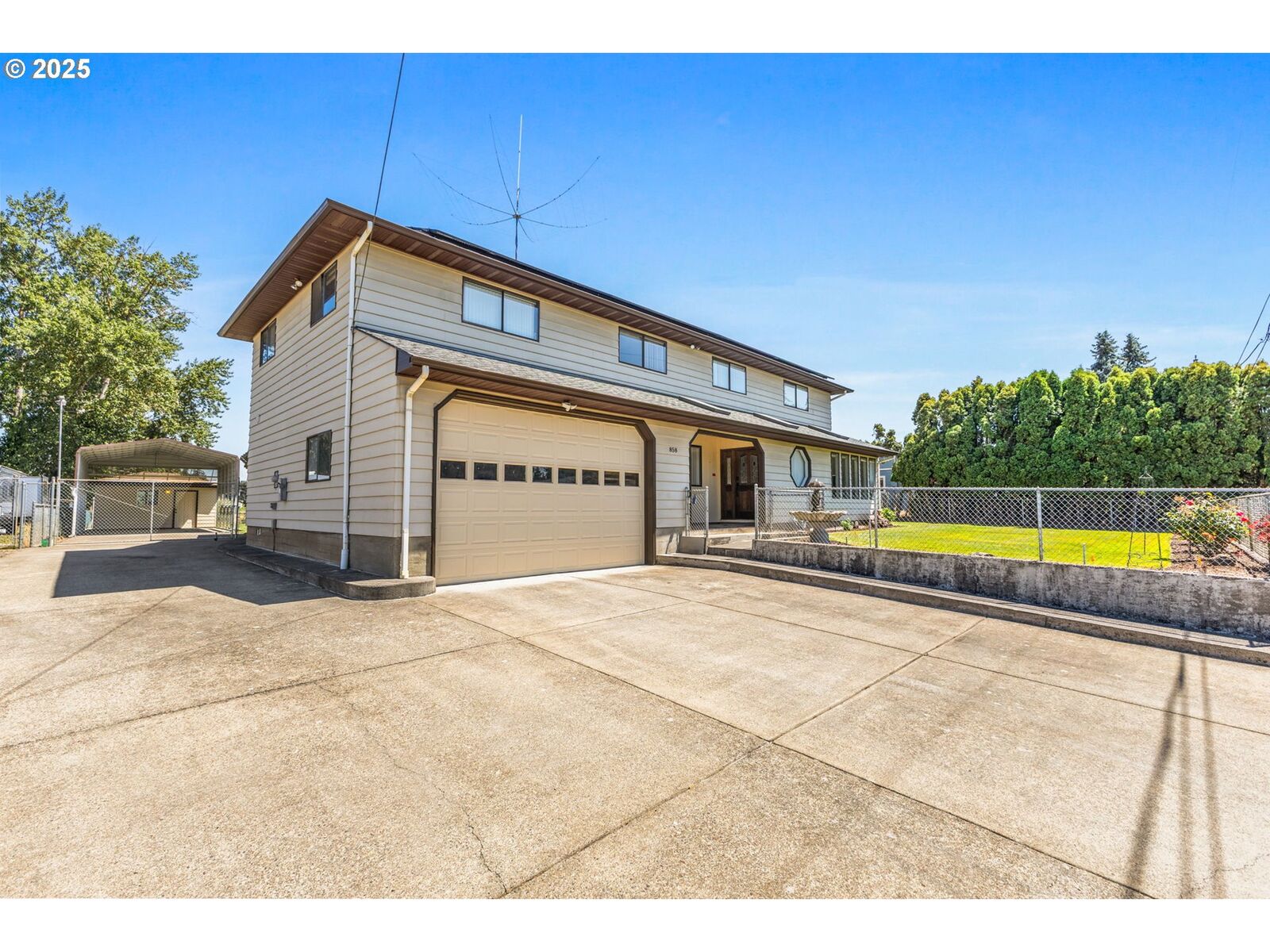 Property Photo: 858 Iva Ln OR 97317