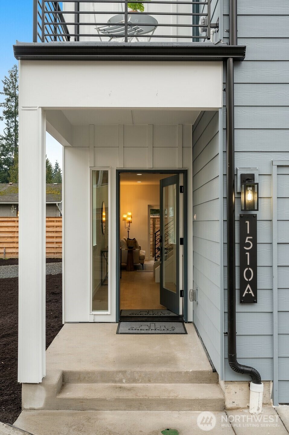 Property Photo: 1520 H Hollow Dale Place H WA 98204