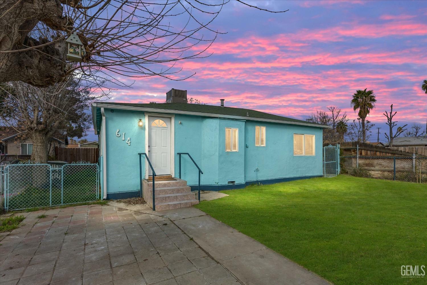 Property Photo:  614 Lincoln Avenue  CA 93308 