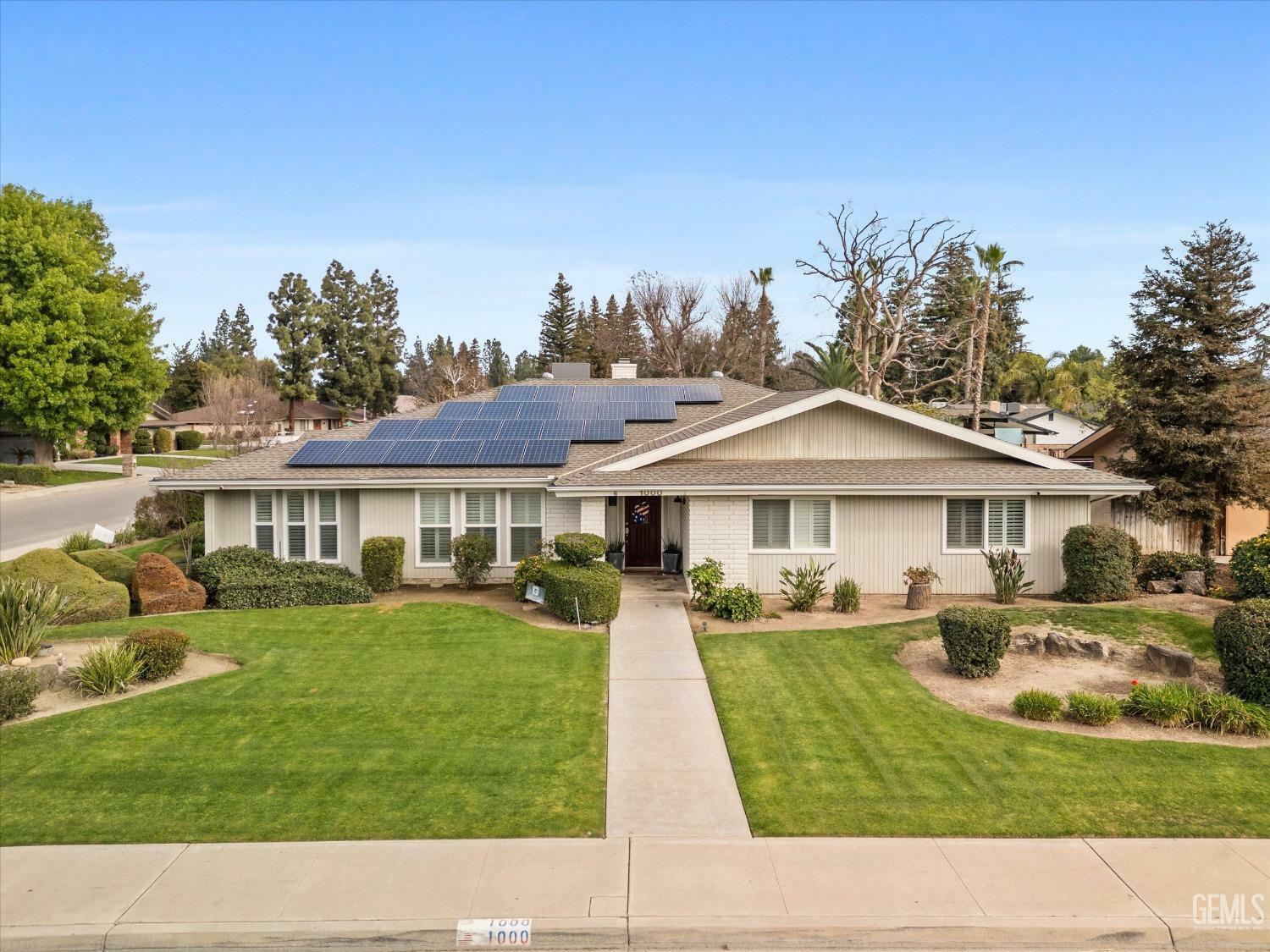 Property Photo: 1000 Halterio Ct. CA 93309