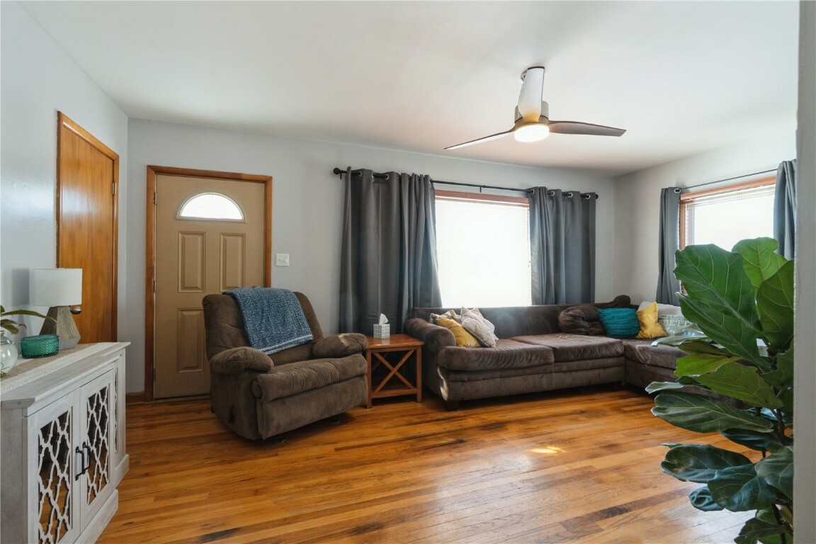 Property Photo:  2901 J Street  IA 52404 