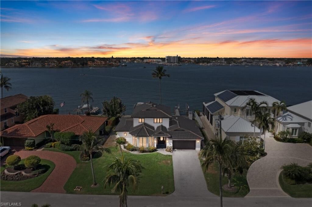 Property Photo:  1535 Dolphin Ln  FL 34102 