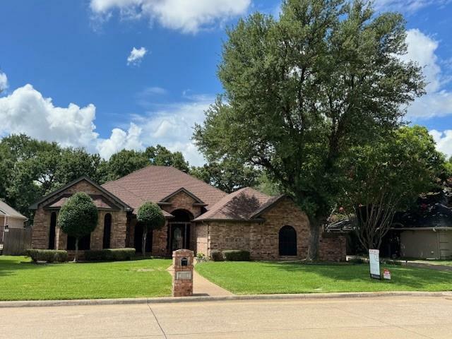 Property Photo: 808 Majestic Oaks Court TX 76063