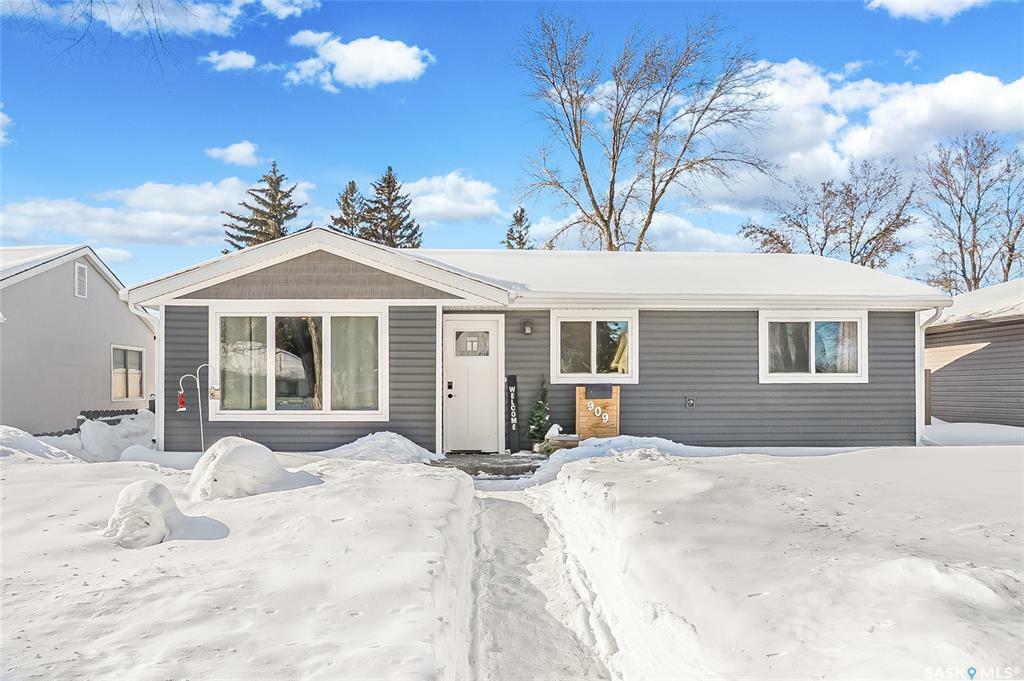 Property Photo:  909 X Avenue N  SK S7L 3K5 