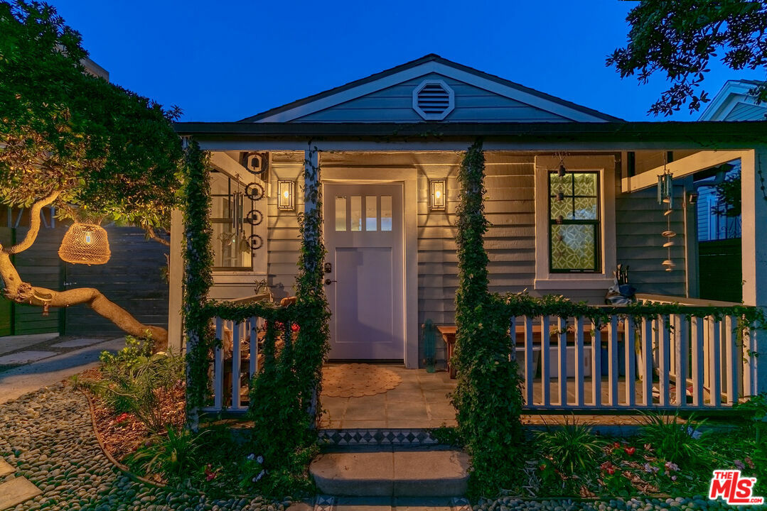 Property Photo: 1016 Oakwood Ave CA 90291