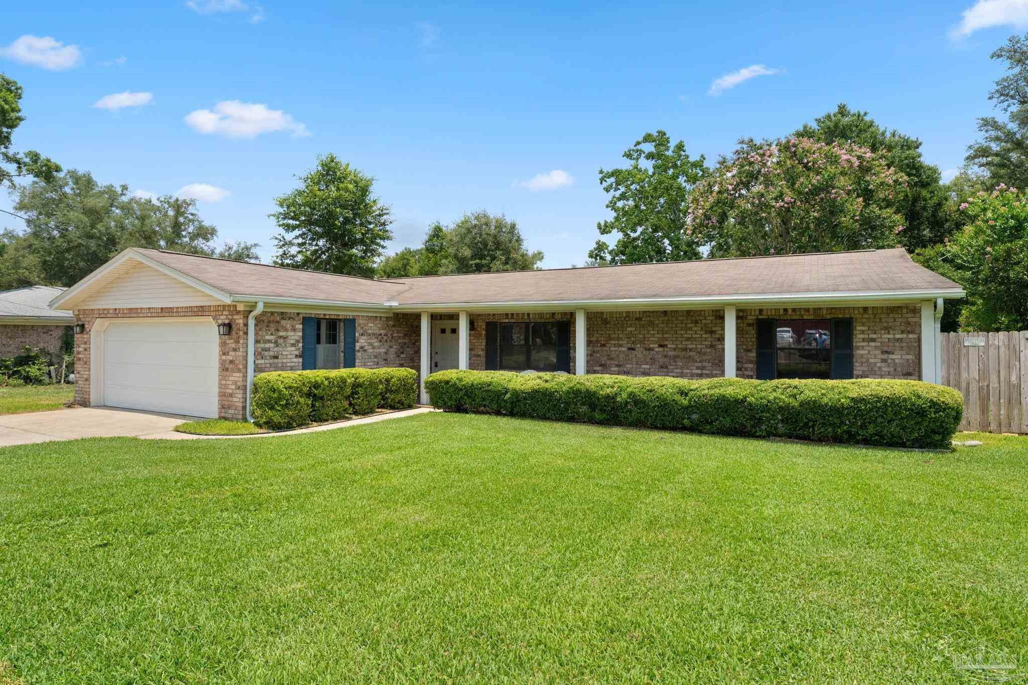 Property Photo: 5958 Somerset Dr FL 32526