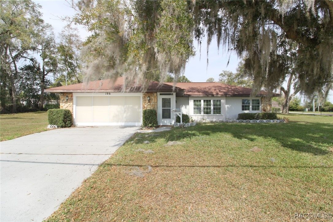 Property Photo: 106 E Hill Street FL 34452