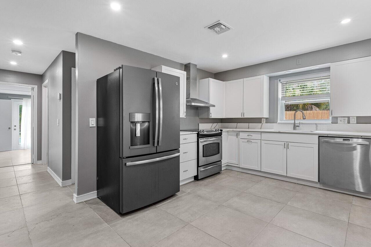 Property Photo: 5931 Dryden Road B FL 33415