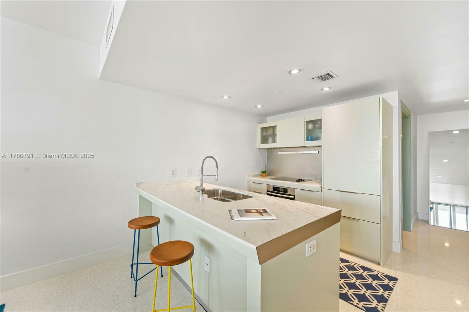 Property Photo:  200 Biscayne Boulevard Way 4005  FL 33131 