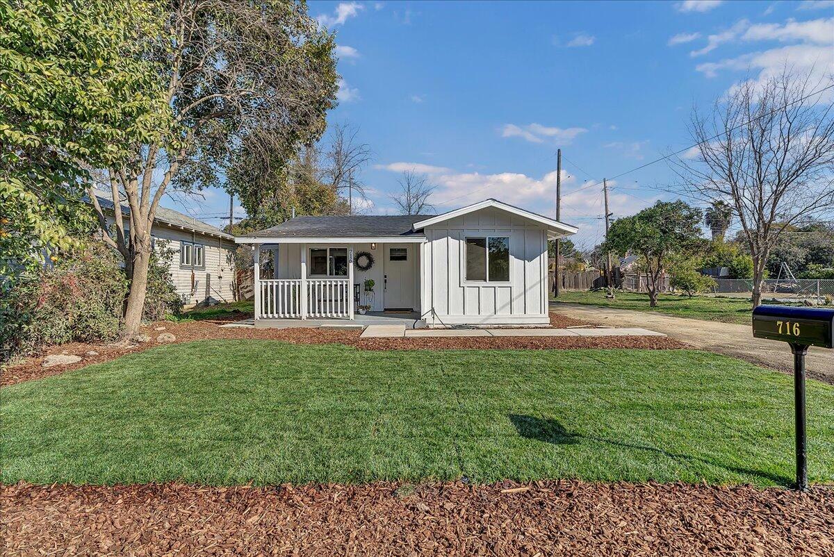 Property Photo:  716 S Encina Street  CA 93277 