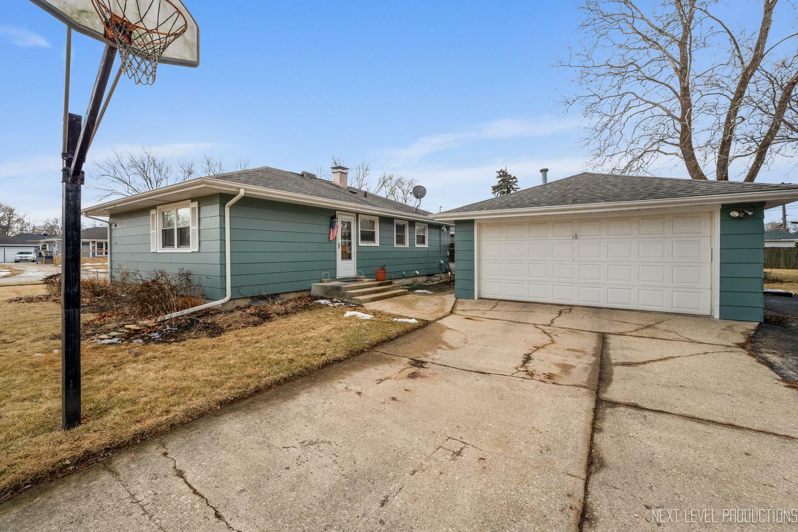 Property Photo:  1633 Roanoke Avenue  IL 60506 