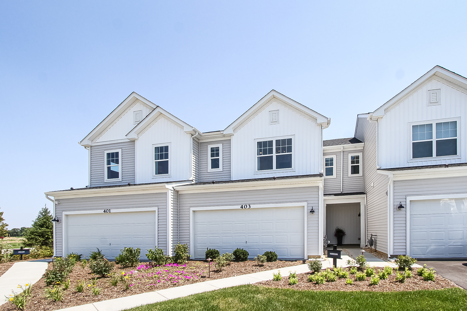 Property Photo: 222 Kingsport Drive IL 60177