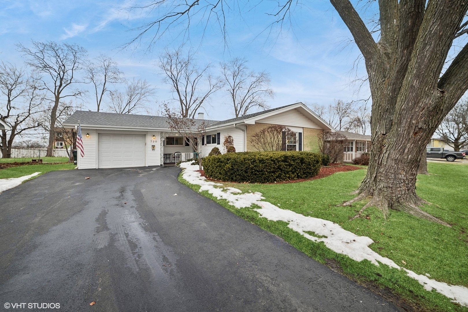 Property Photo:  720 Alcoa Lane  IL 60169 