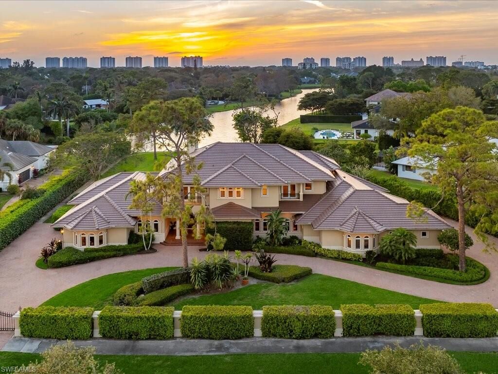 Property Photo: 741 Hickory Rd FL 34108