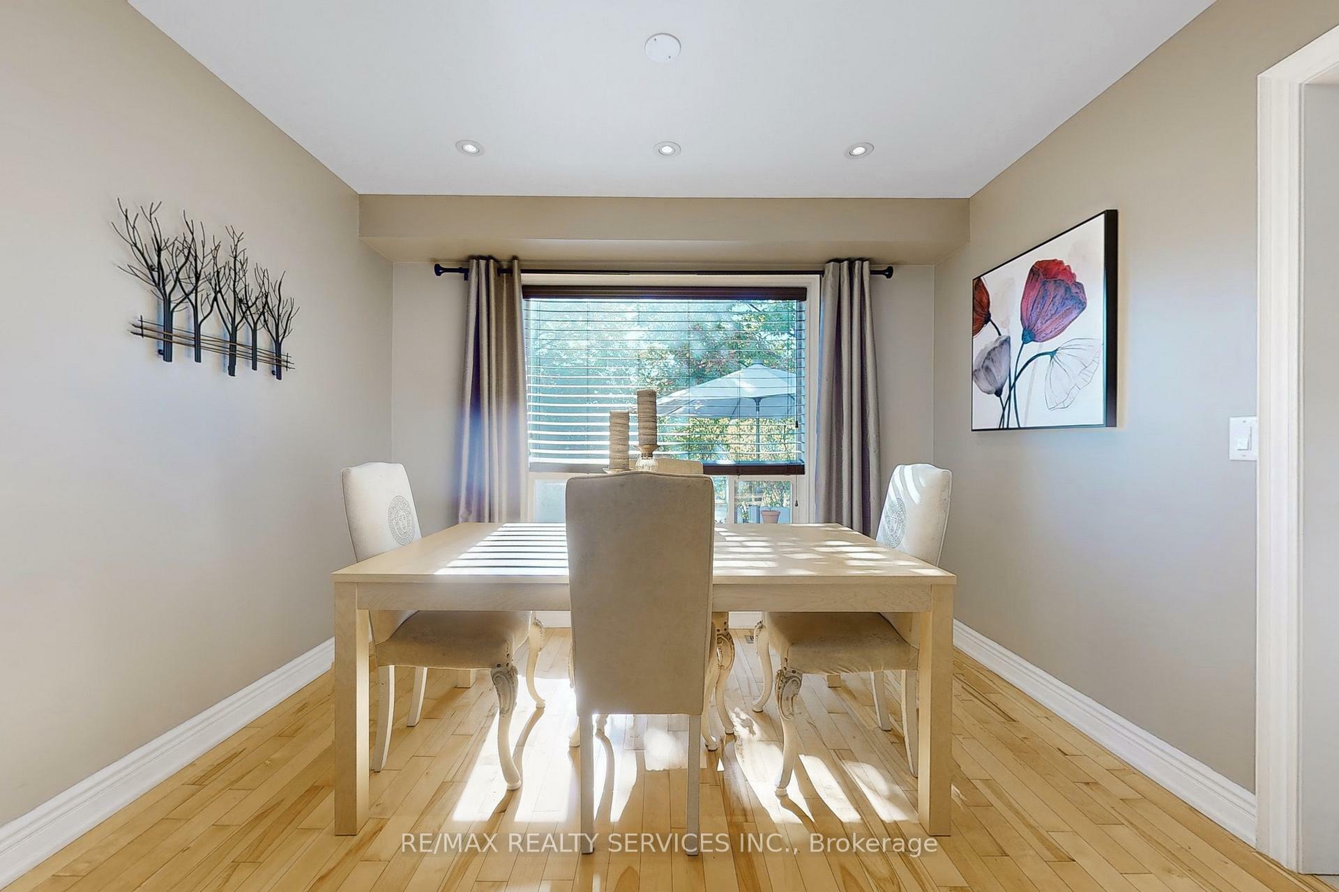 Property Photo: 38 Heathcliffe Square ON L6S 5P7