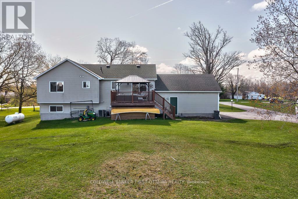 Property Photo: 170 Oakland Crescent ON K7C 3P1