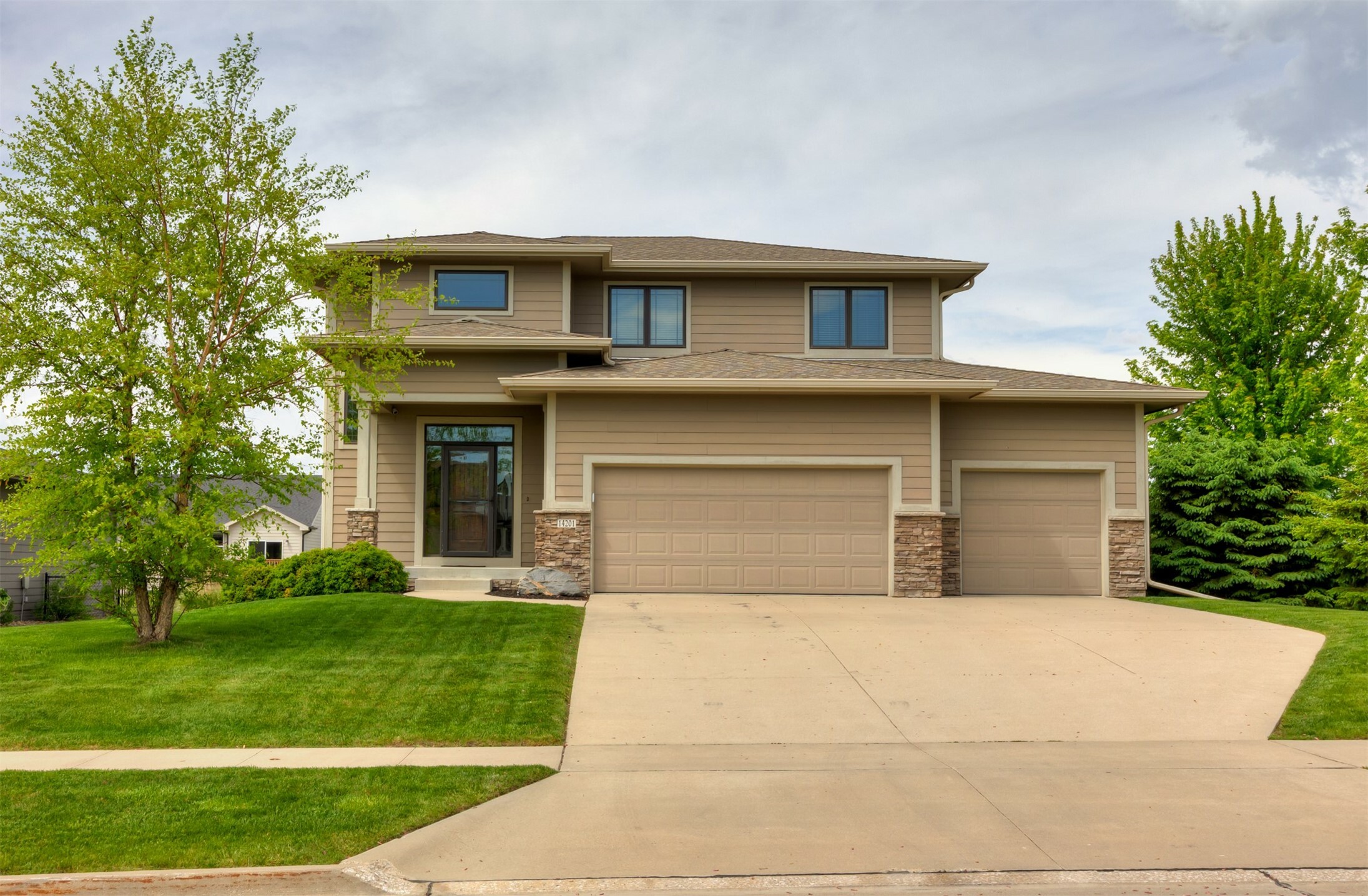 14201 Brookview Drive  Urbandale IA 50323 photo