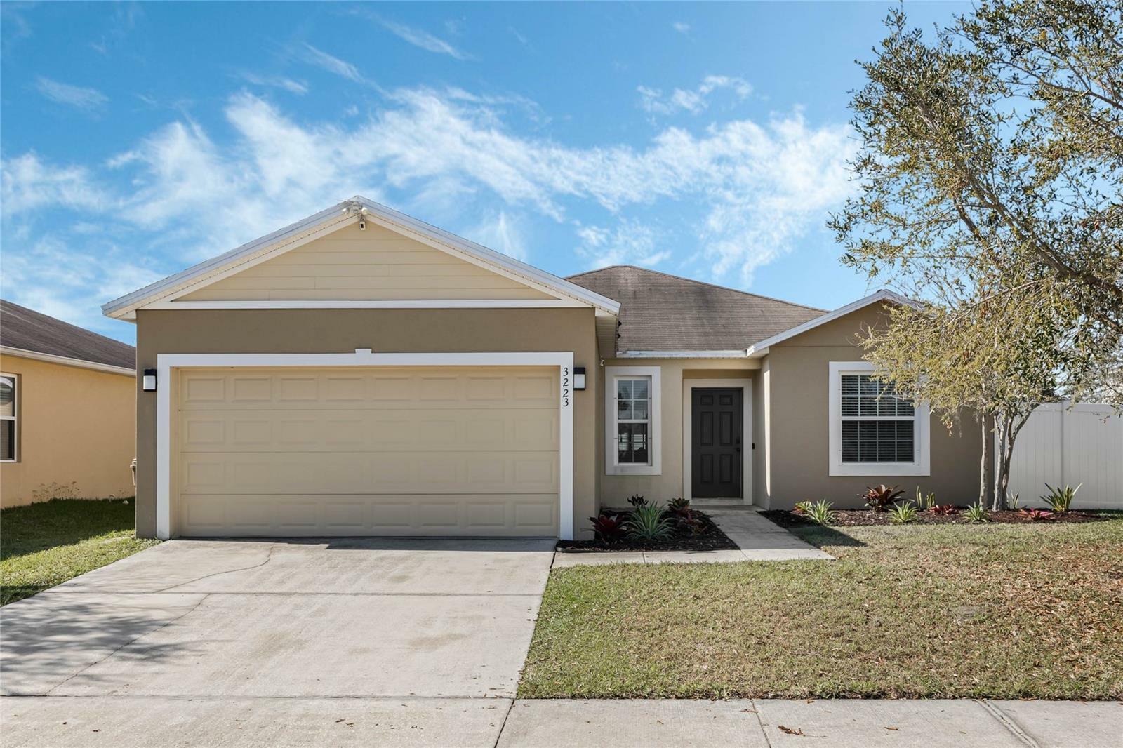 Property Photo:  3223 Queen Alexandria Drive  FL 34744 