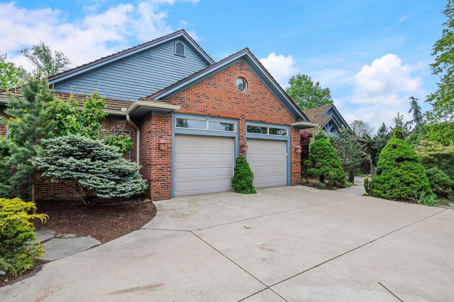 Property Photo: 2806 Oakmont Court IL 61821