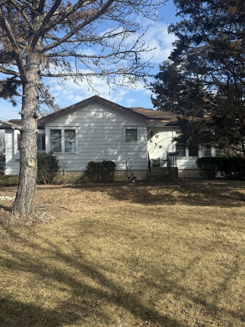 Property Photo: 518 W Meadow Avenue IL 60148