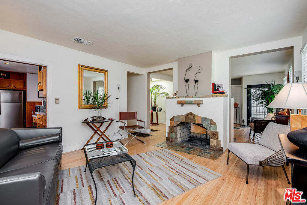 Property Photo: 516 N Bronson Avenue CA 90004