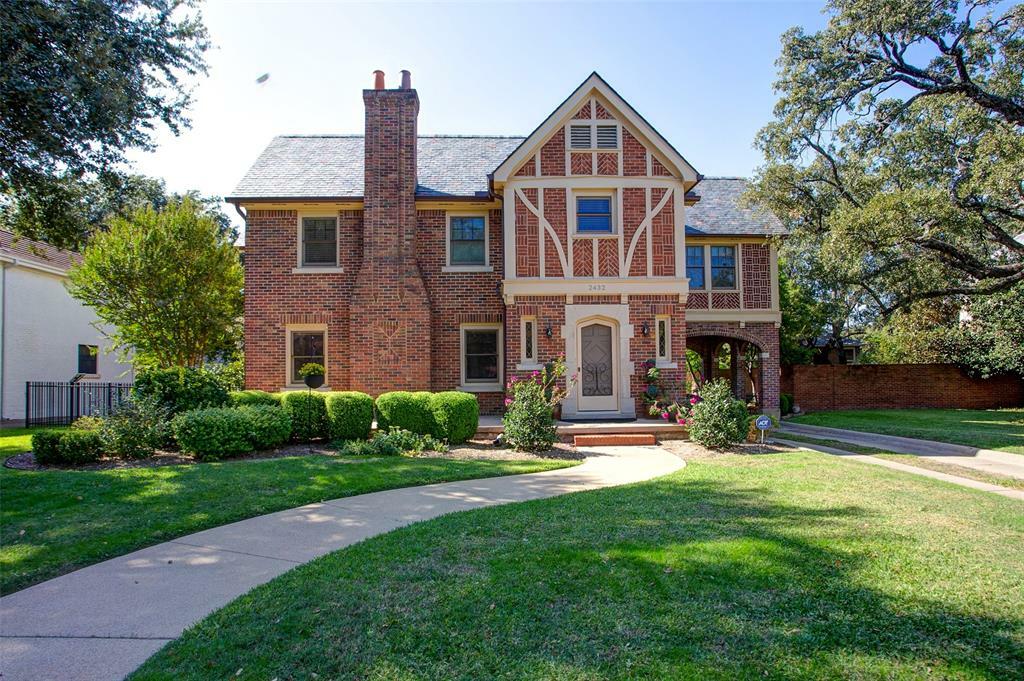 Property Photo: 2432 Medford Court W TX 76109