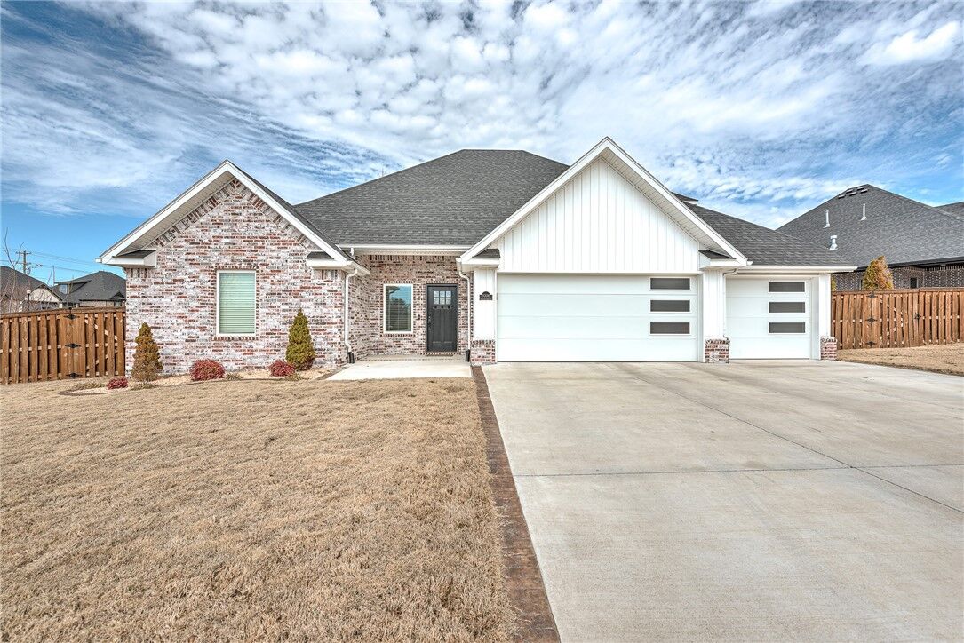 Property Photo:  3200 Coler Creek Avenue  AR 72712 