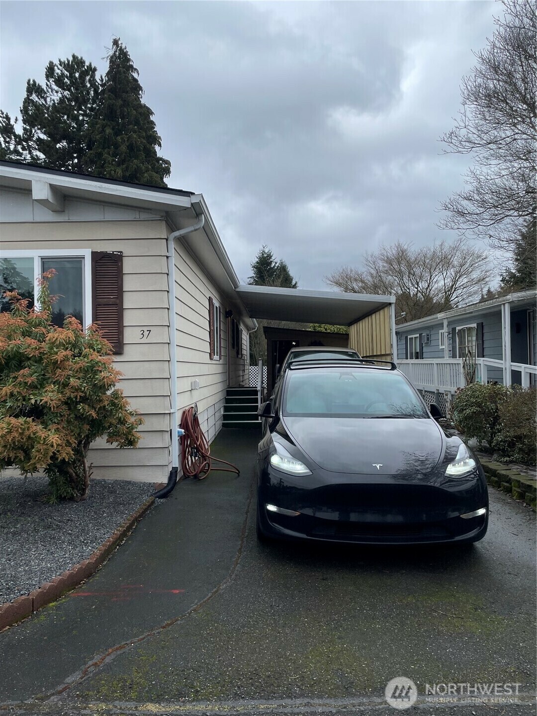Property Photo: 1121 244th Street SW 37 WA 98021