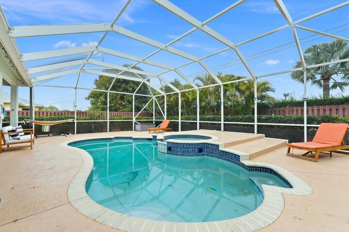 Property Photo:  833 SW Janette Avenue  FL 34953 