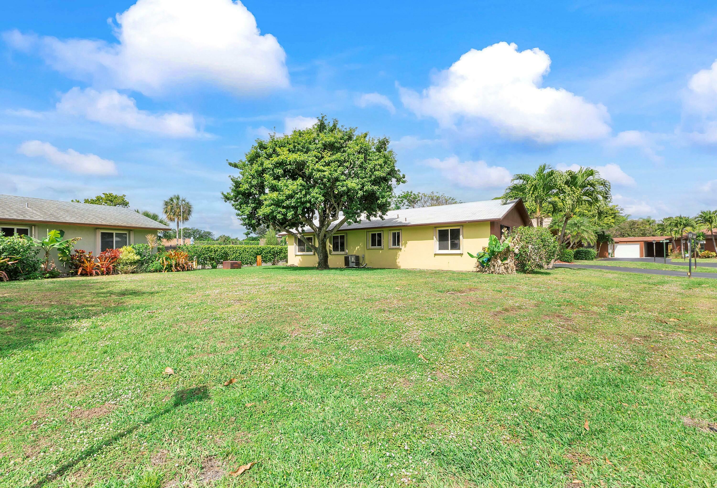 Property Photo: 2647 SE 27th Lane FL 33435