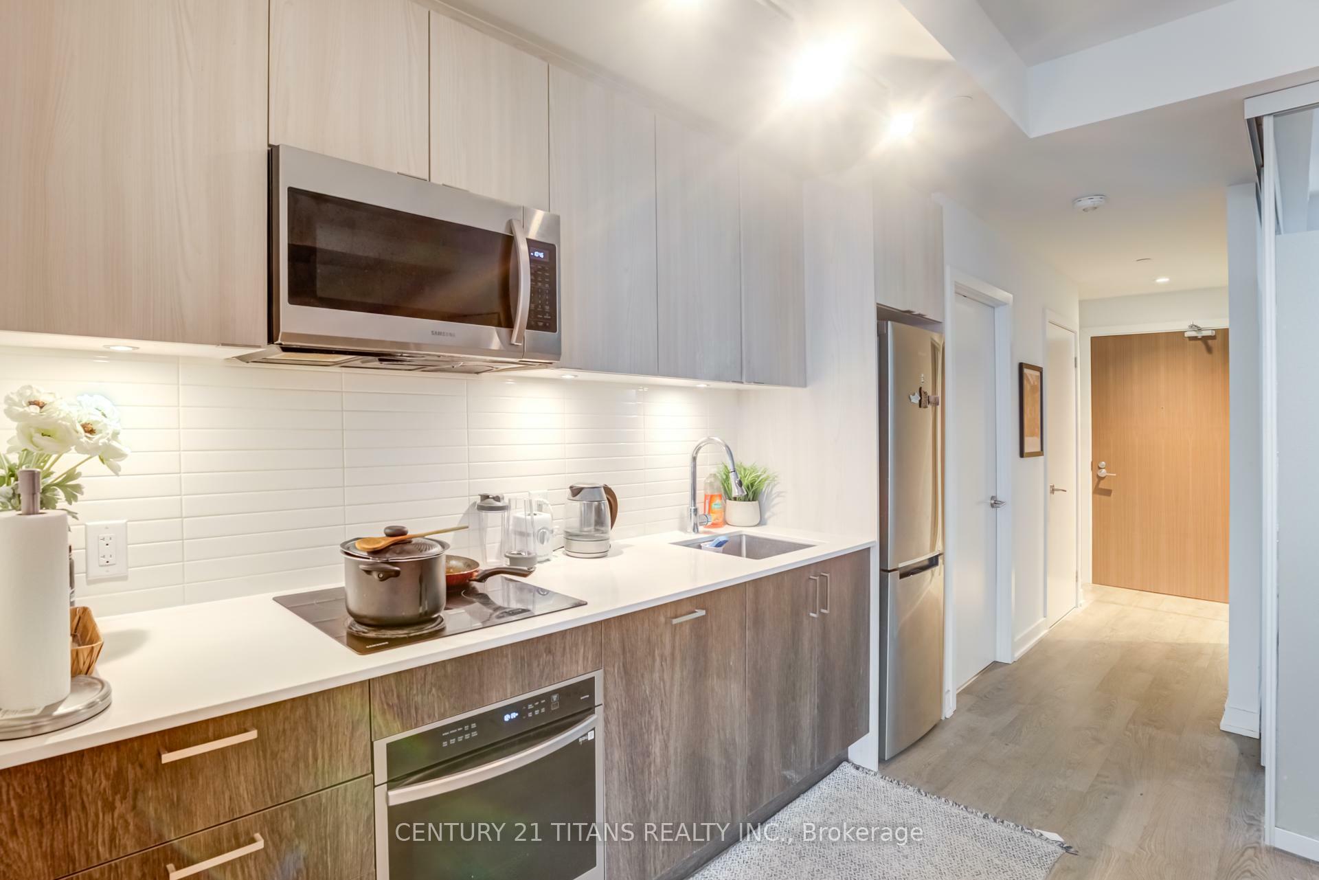 Property Photo: 1926 Lakeshore Blvd 4010 ON M6S 1A2