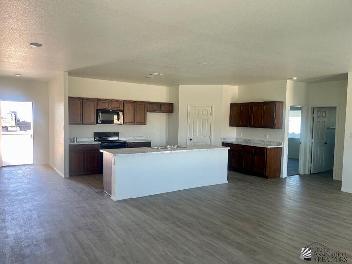 Property Photo: 7298 E 44 Ln AZ 85365
