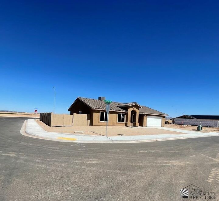 Property Photo: 7254 E 44th Pl AZ 85365