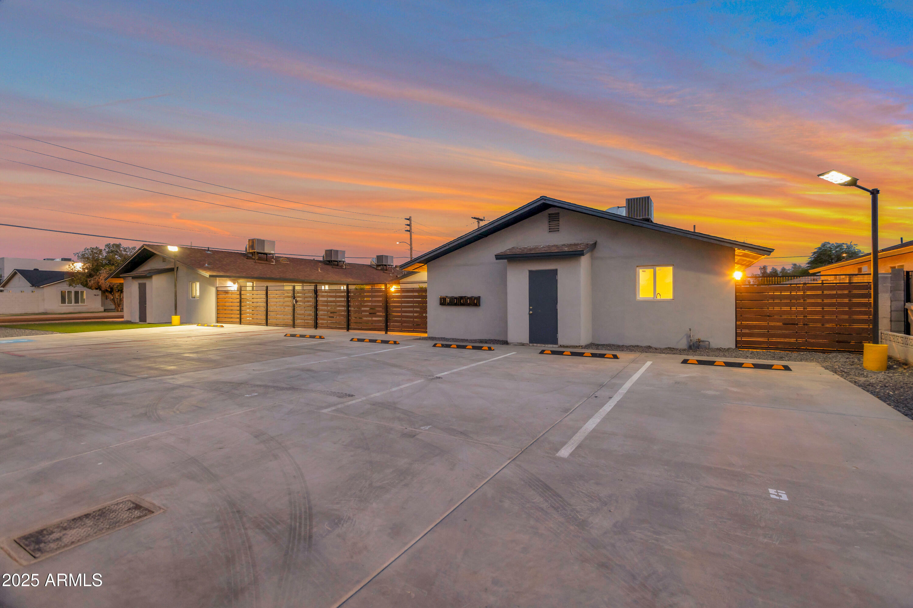 Property Photo: 5501 W Orangewood Avenue AZ 85301