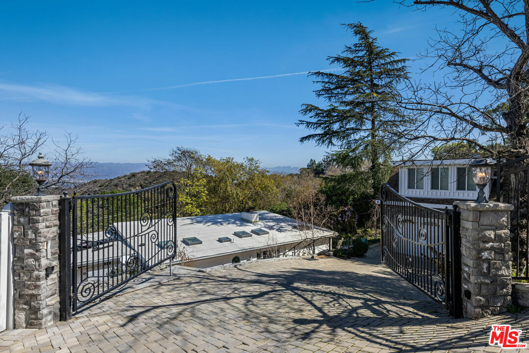 Property Photo:  14347 Mulholland Dr  CA 90077 