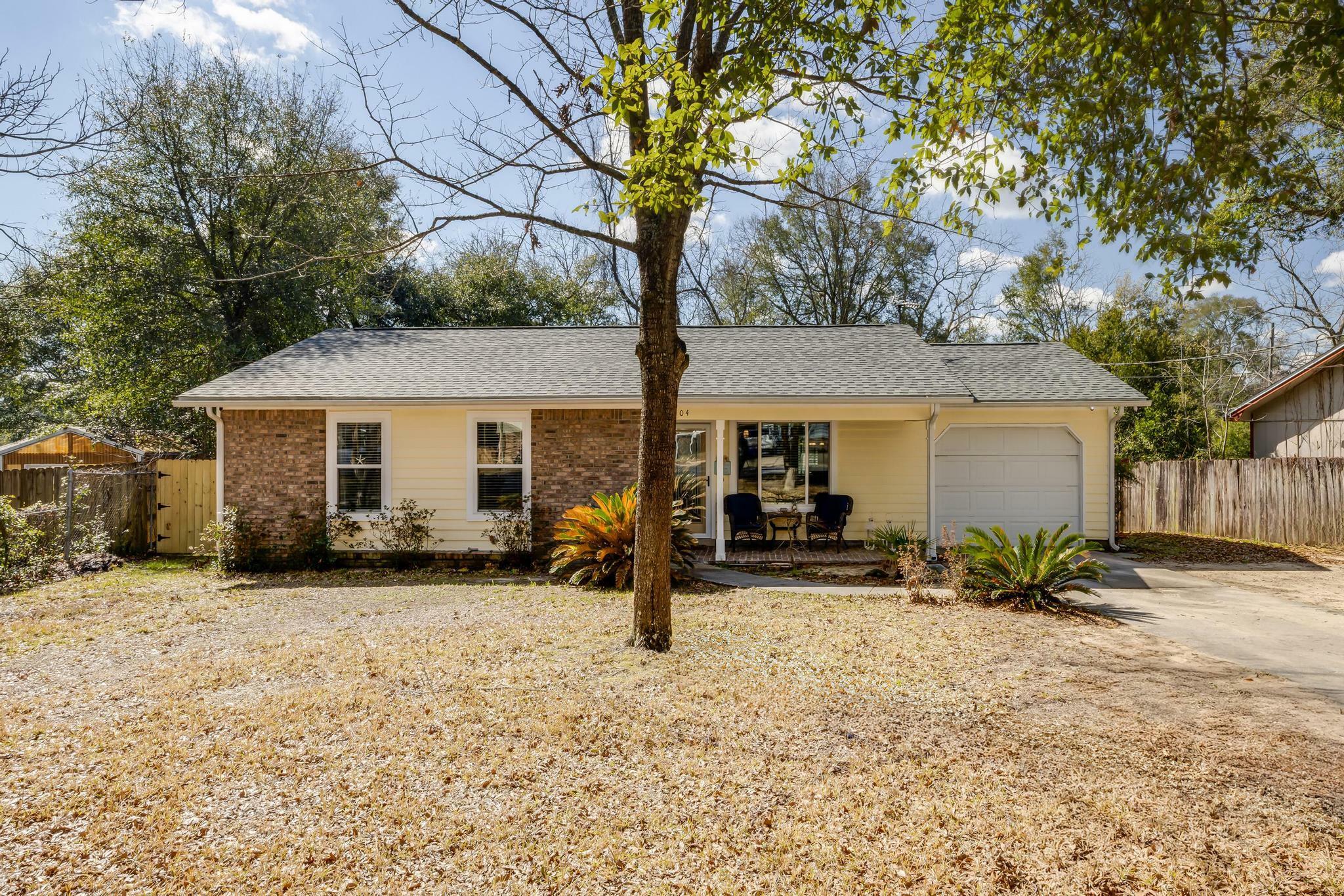 Property Photo:  104 Kamela Court  FL 32539 