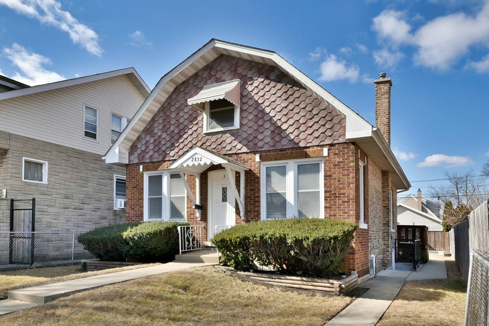 Property Photo:  2852 N New England Avenue  IL 60634 