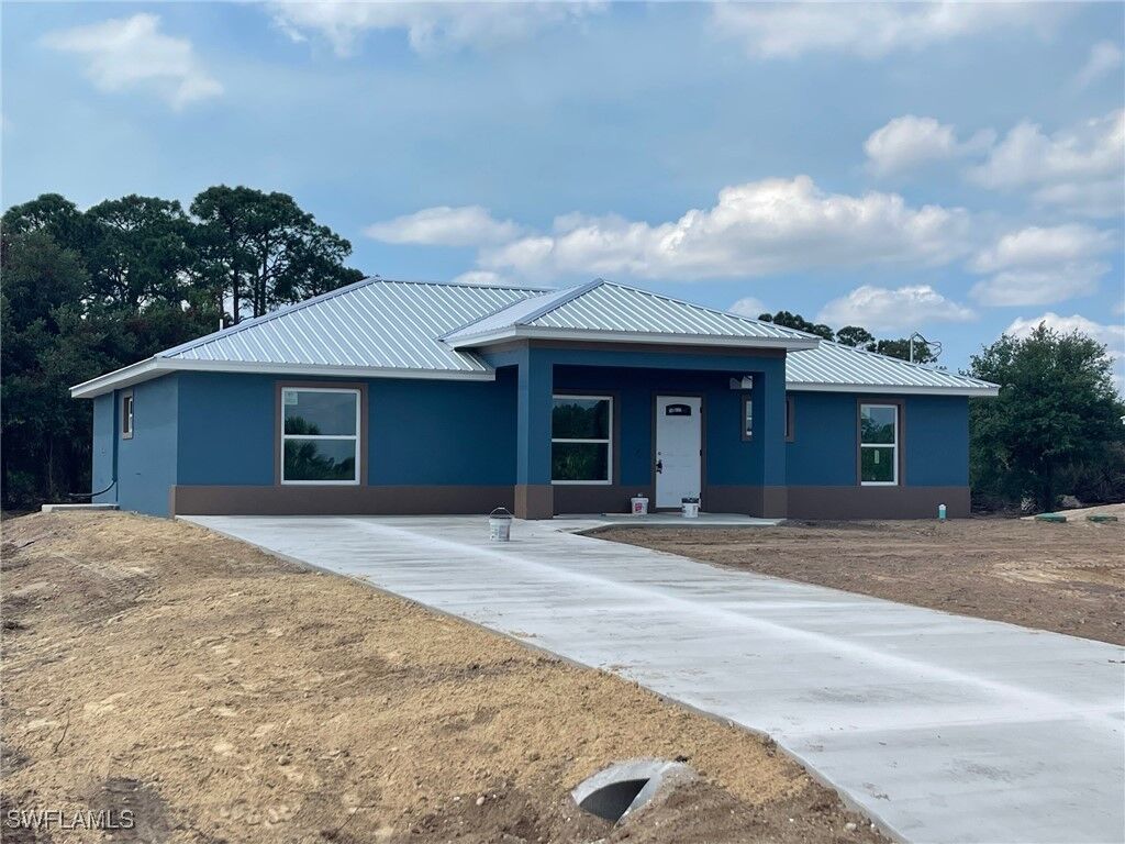 Property Photo: 101 Concord Loop FL 33935