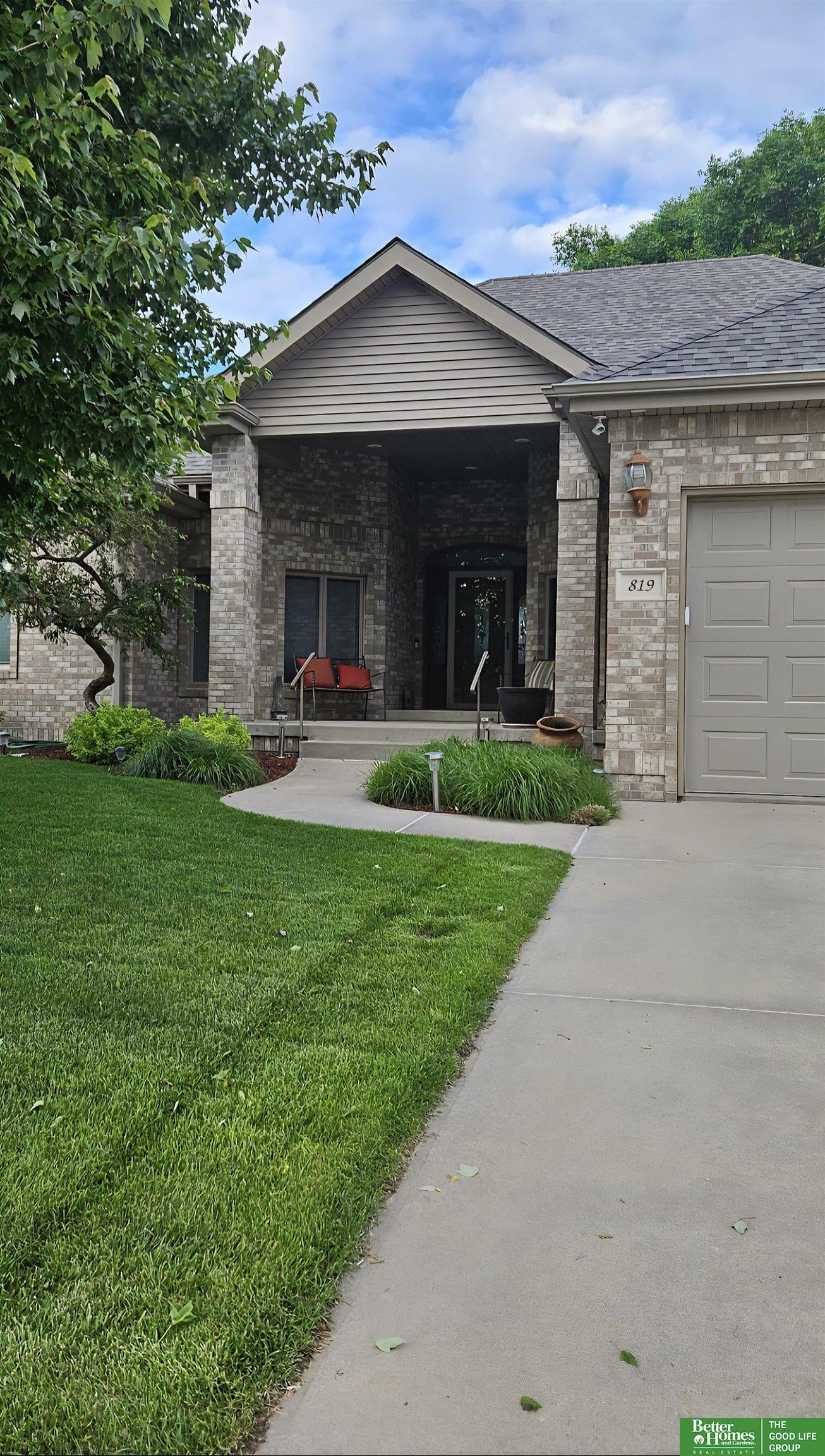 Property Photo: 819 S Country Club Avenue NE 68467