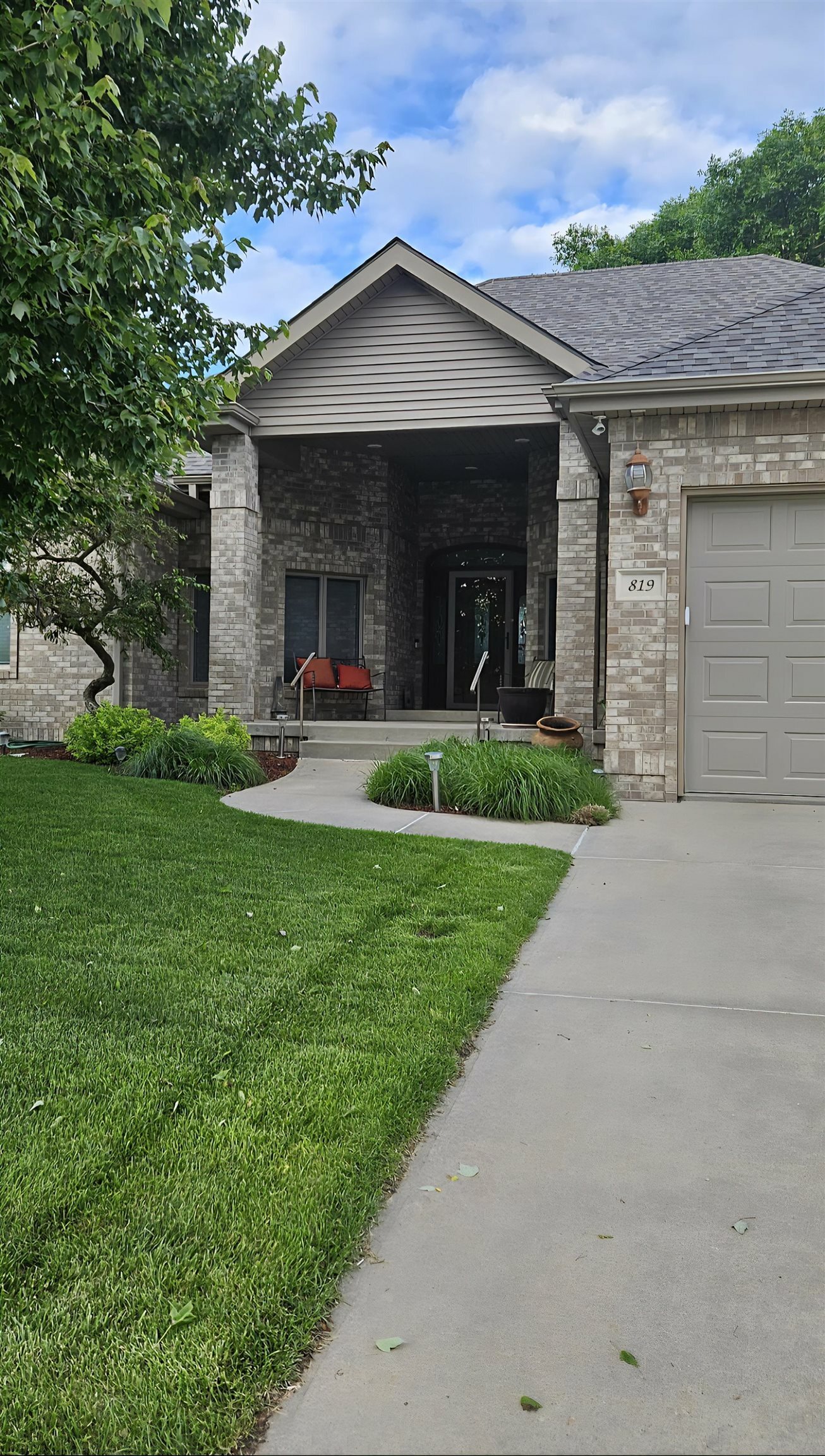 Property Photo: 819 S Country Club Avenue NE 68467