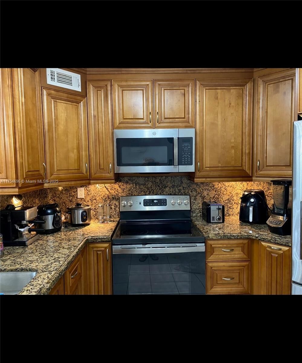 Property Photo:  10249 NW 9th St Cir 102-8  FL 33172 