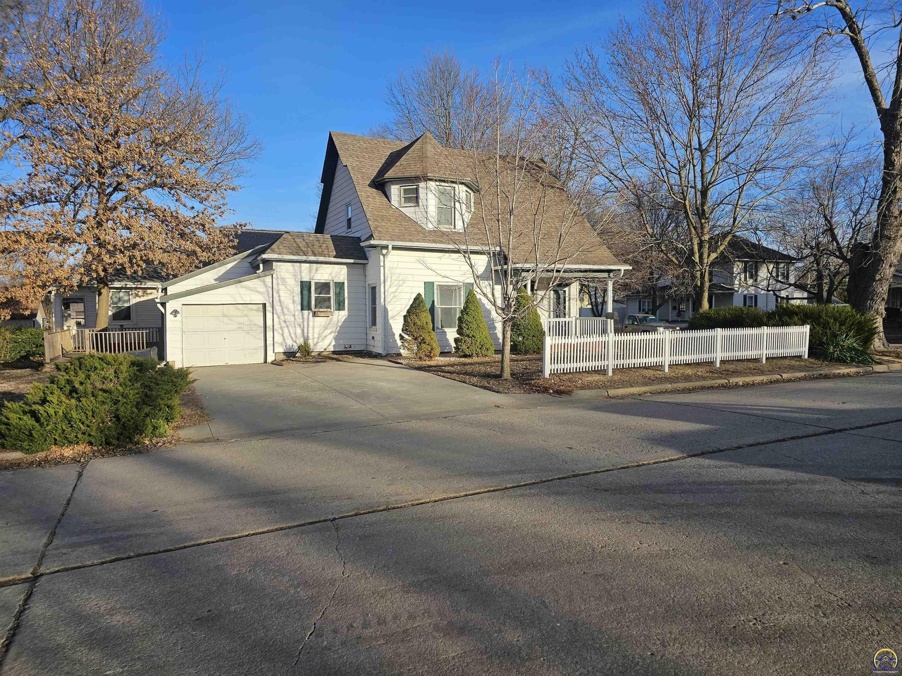 Property Photo: 124 S 7th St KS 66534
