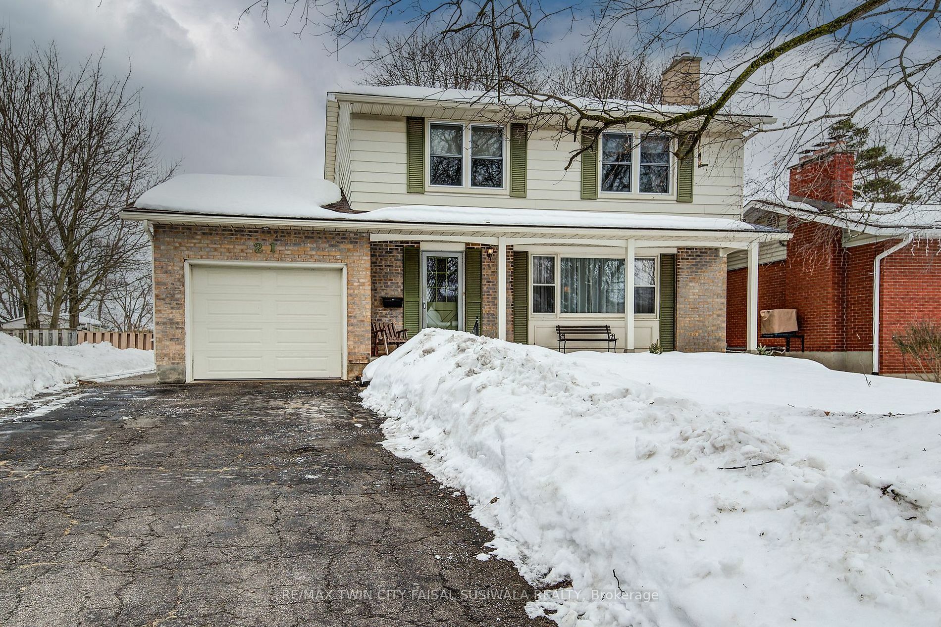 Property Photo:  21 Crestwood Dr  ON N1S 3N8 