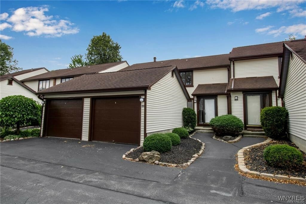 Property Photo: 1205 Charlesgate Circle NY 14051