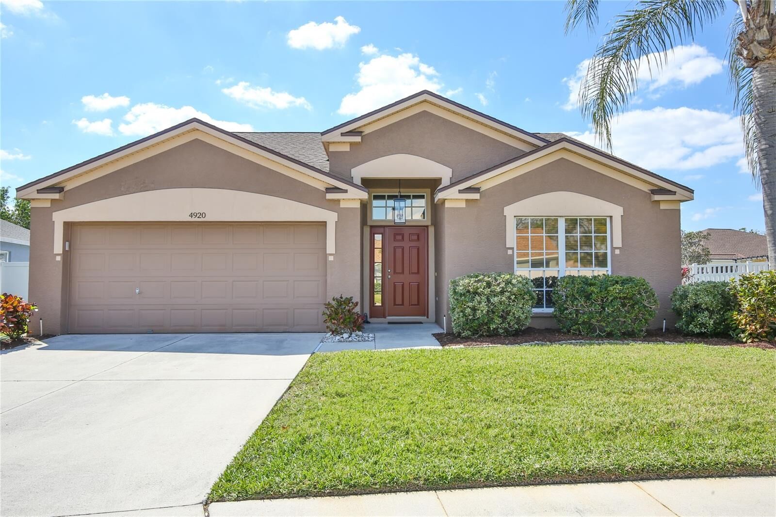 Property Photo: 4920 Breakwater Drive FL 34203