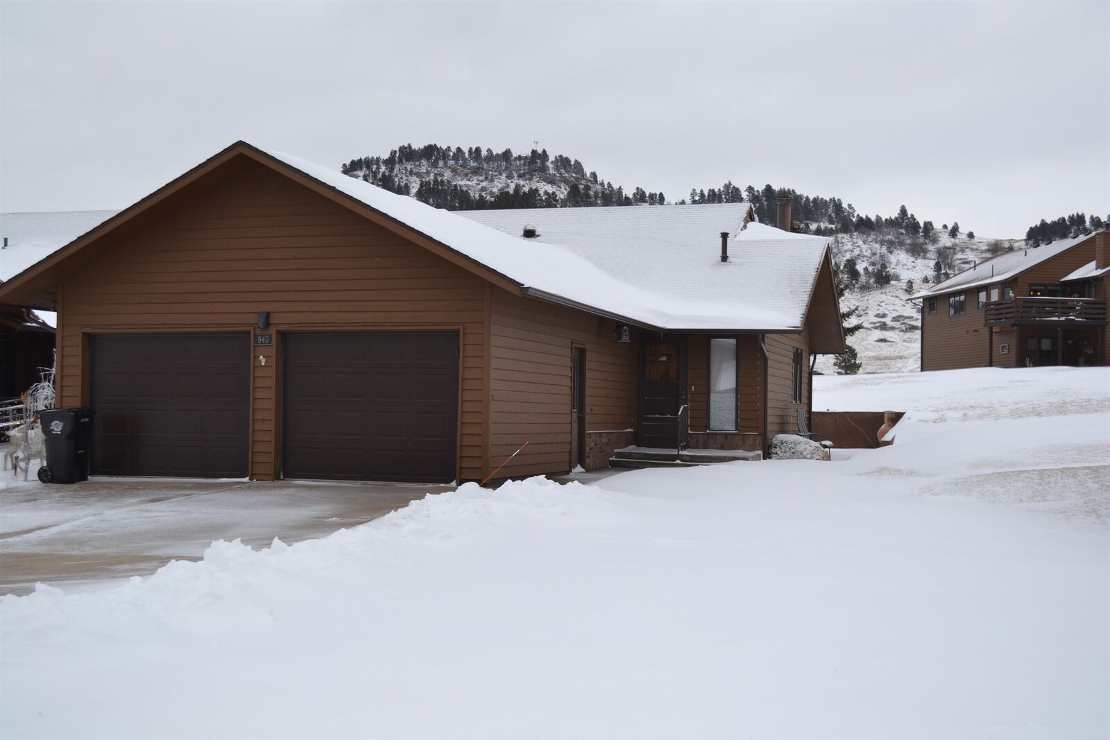 Property Photo:  940 Country Club Drive  SD 57783 