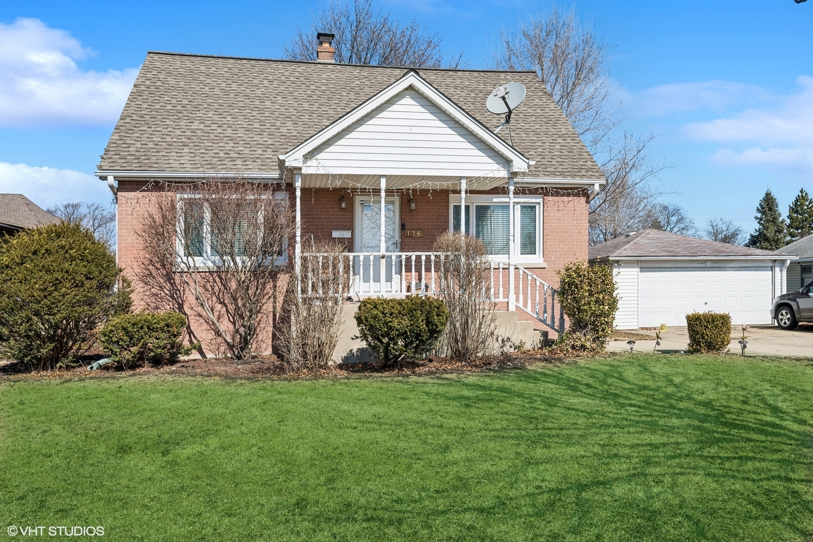 Property Photo:  114 E Walnut Avenue  IL 60016 