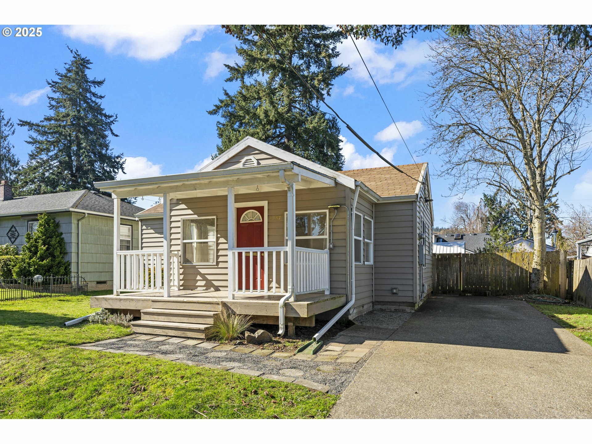 Property Photo:  1157 SE 87th Ave  OR 97216 