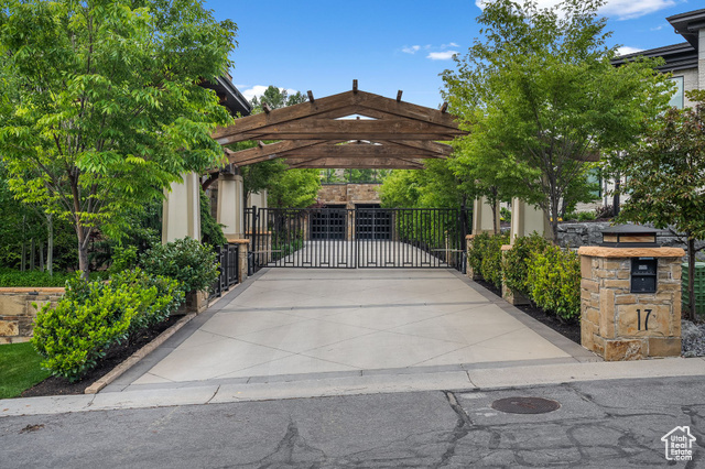 Property Photo:  17 S Crosshill Ln  UT 84092 
